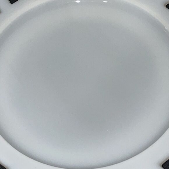 Beautiful vintage milk glass small dish - Picture 4 of 5